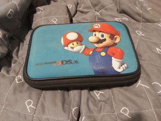 Nintendo 3DS XL blanca, fundas, juegos y cargador