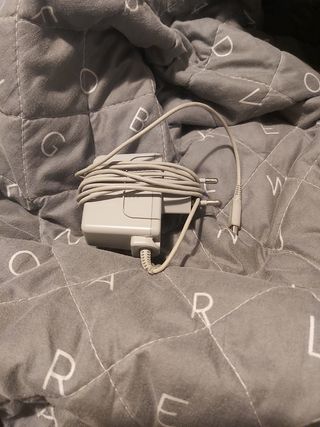 Nintendo 3DS XL blanca, fundas, juegos y cargador