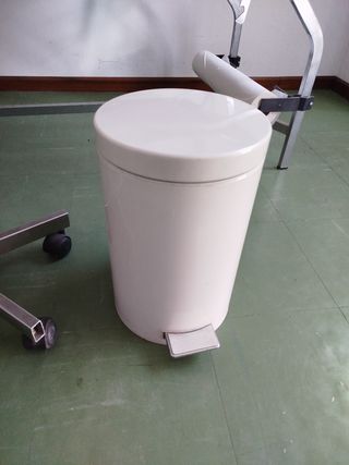 Taburete blanco + papelera