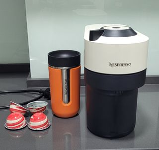 Cafetera Nespresso + Vaso termo Nespresso + Capsul
