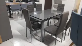 MESA EXTENSIBLE Y SEIS SILLAS GRIS, BLANCO Y NEGRO