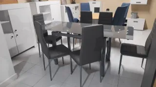 MESA EXTENSIBLE Y SEIS SILLAS GRIS, BLANCO Y NEGRO
