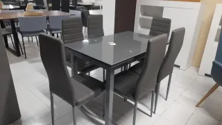 MESA EXTENSIBLE Y SEIS SILLAS GRIS, BLANCO Y NEGRO