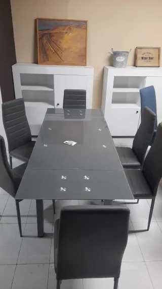 MESA EXTENSIBLE Y SEIS SILLAS GRIS, BLANCO Y NEGRO