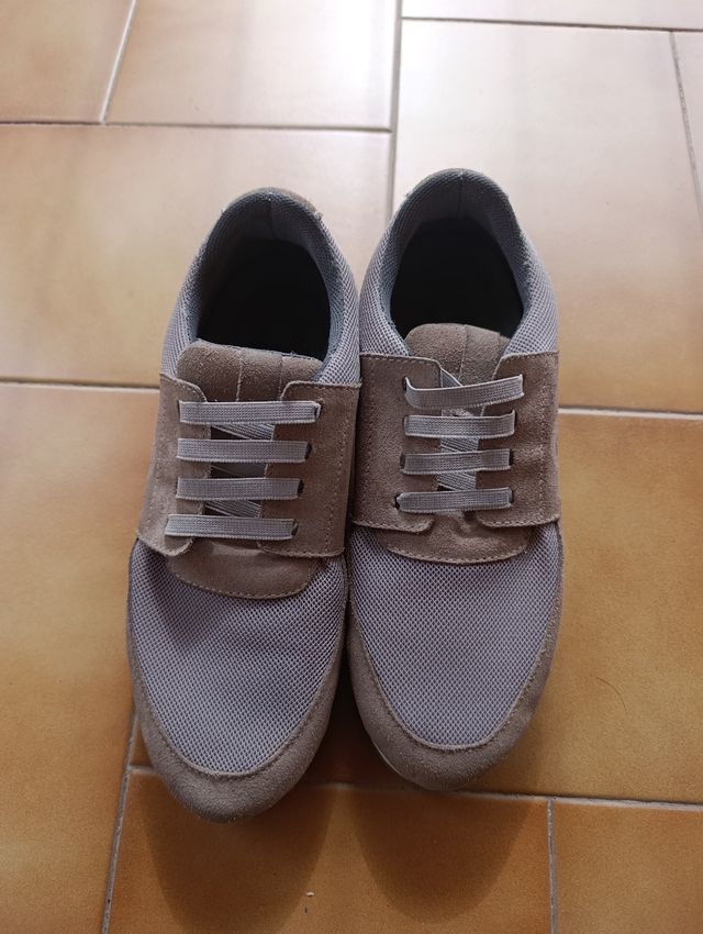Zapatillas casual grises y marrón