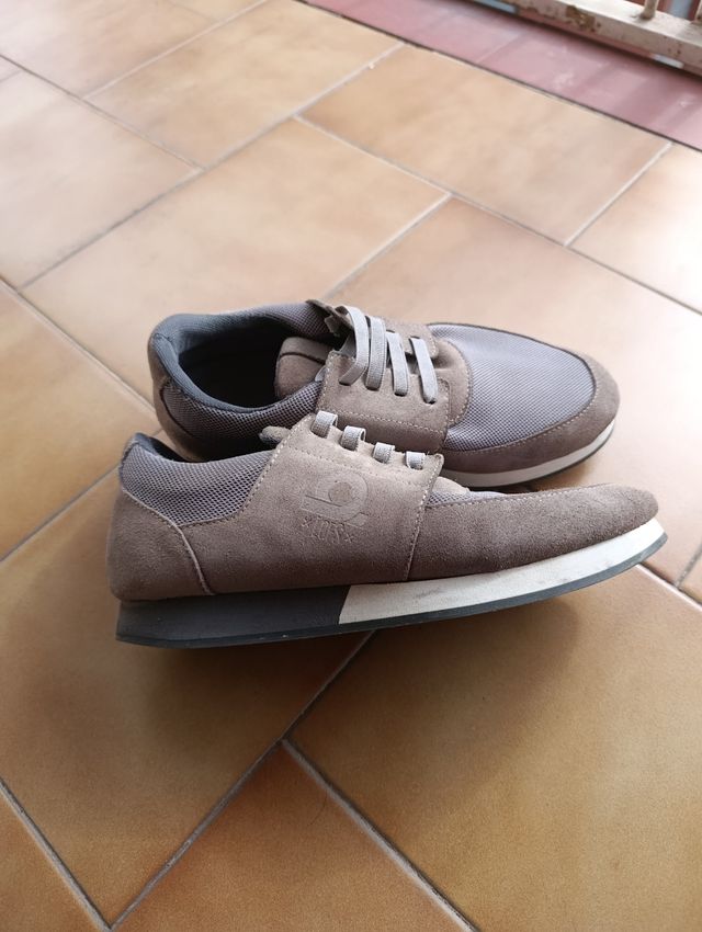 Zapatillas casual grises y marrón