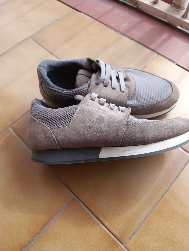 Zapatillas casual grises y marrón