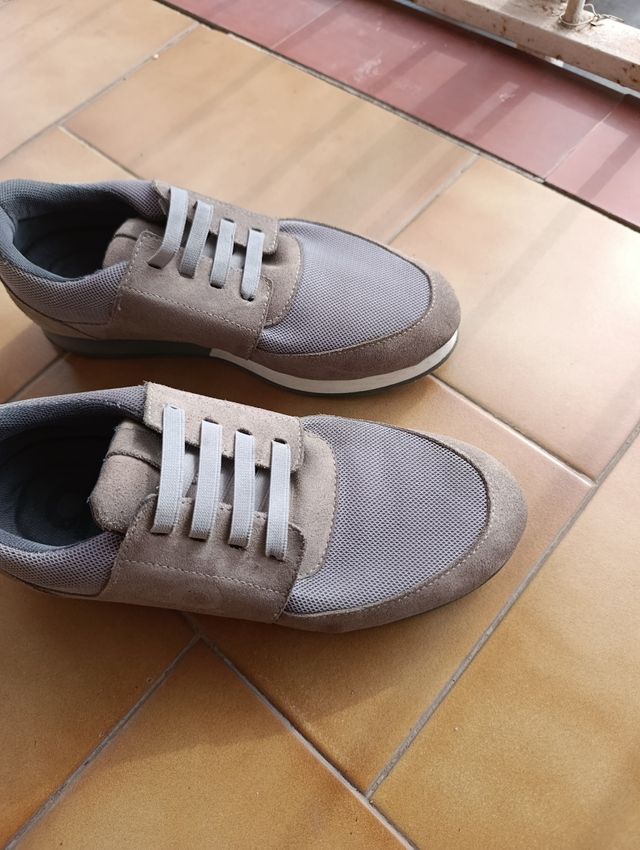 Zapatillas casual grises y marrón