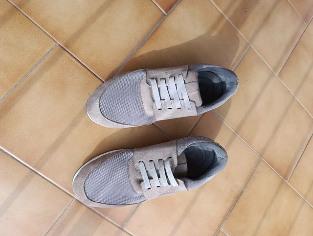 Zapatillas casual grises y marrón