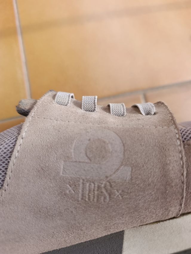 Zapatillas casual grises y marrón