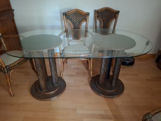 Mesa comedor ovalada de cristal ,  madera  y mimbr