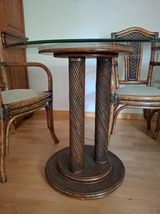 Mesa comedor ovalada de cristal ,  madera  y mimbr