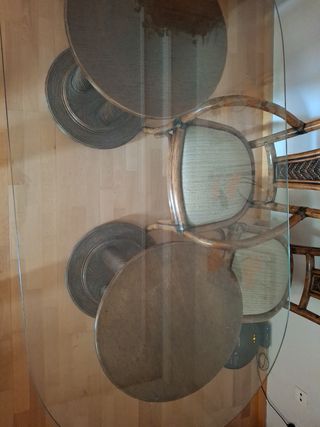 Mesa comedor ovalada de cristal ,  madera  y mimbr