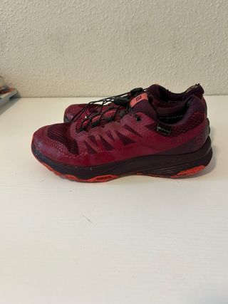 Zapatillas Salomon rojas y moradas