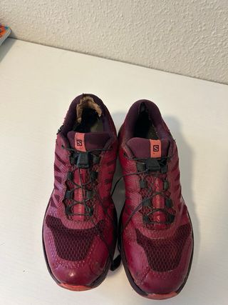 Zapatillas Salomon rojas y moradas