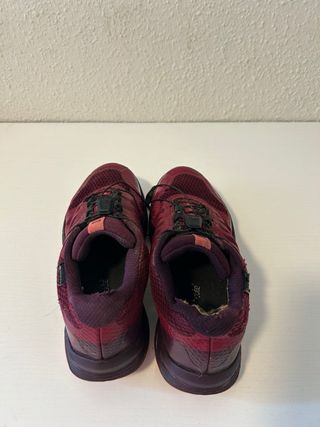 Zapatillas Salomon rojas y moradas