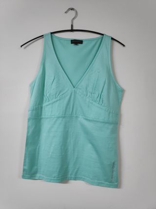 Percha negra antideslizante.