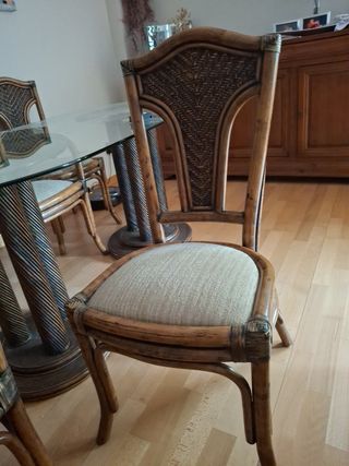 Juego de 4  sillas de comedor mimbre.
