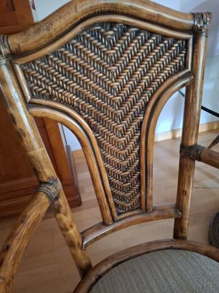 Juego de 4  sillas de comedor mimbre.