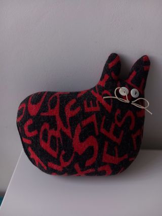 Gato cojín rojo-negro