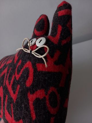 Gato cojín rojo-negro