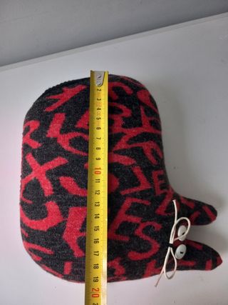 Gato cojín rojo-negro