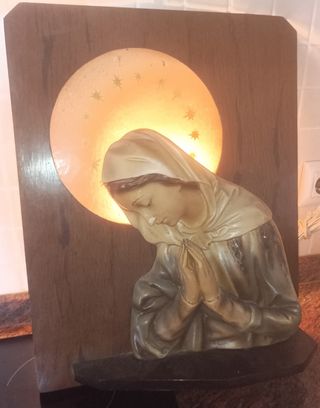 Figura antigua de la Virgen en relieve con luz 