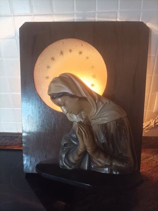 Figura antigua de la Virgen en relieve con luz 