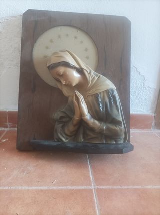Figura antigua de la Virgen en relieve con luz 