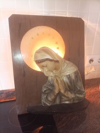 Figura antigua de la Virgen en relieve con luz 