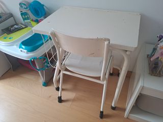 Mesa Pupitre escolar infantil blanco. Escritorio