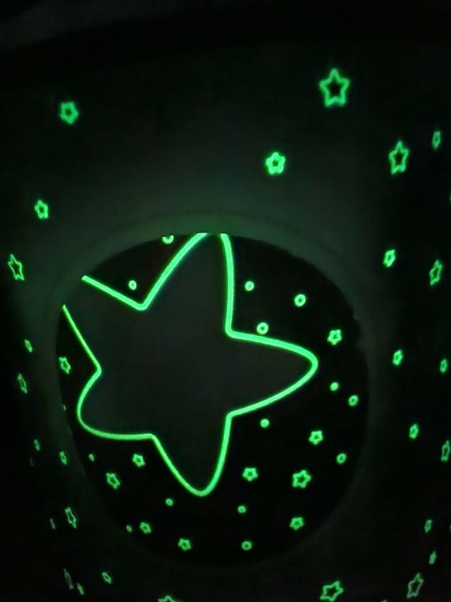 Lámpara infantil giratoria. Brilla en la oscuridad