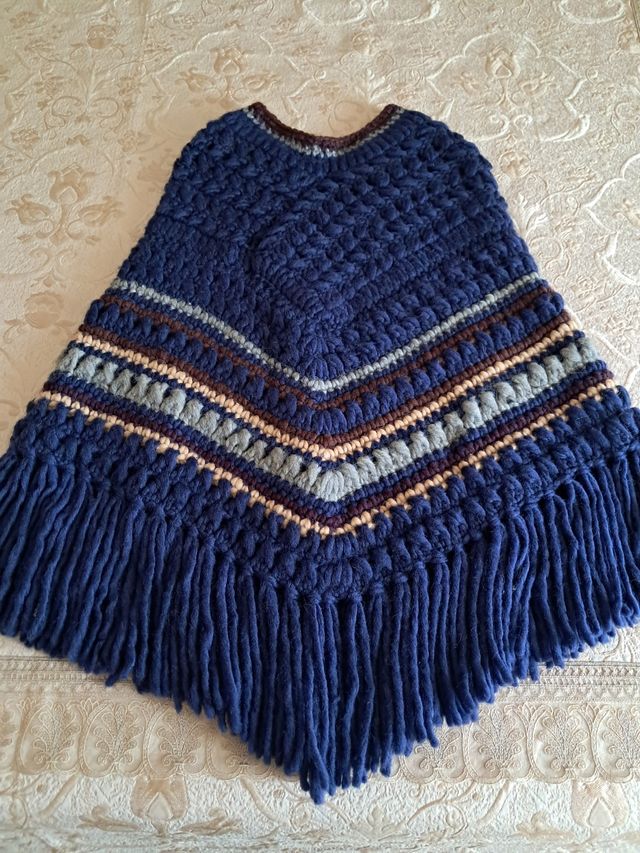 Poncho lavorazione a maglia blu