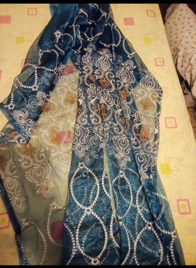 UNA CORTINA ESTILO NORUEGO 2.40 LARGO X 1.32 ANCHO