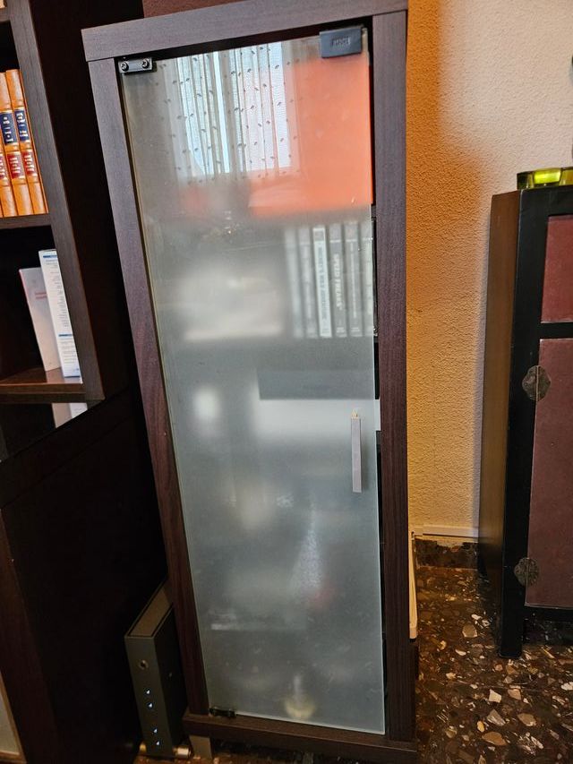 Estantería con puerta de cristal