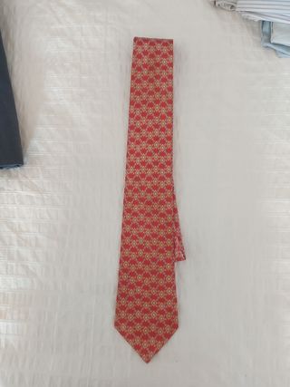 Corbata roja y amarilla