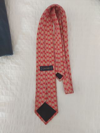 Corbata roja y amarilla