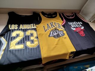 3 Camisetas NBA: Lakers, Bulls, LA 23
Talla 9-10