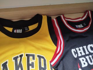 3 Camisetas NBA: Lakers, Bulls, LA 23
Talla 9-10