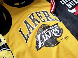 3 Camisetas NBA: Lakers, Bulls, LA 23
Talla 9-10