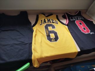 3 Camisetas NBA: Lakers, Bulls, LA 23
Talla 9-10
