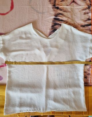 Blusa bianca con incrocio sulla schiena 