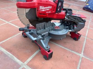 Sierra ingletadora Milwaukee