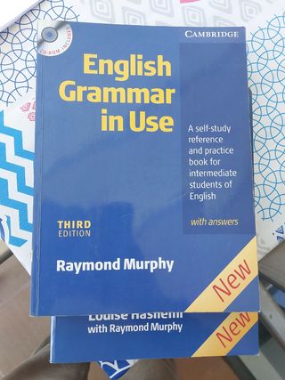 Dos libros. English Grammar in Use Supplementary E
