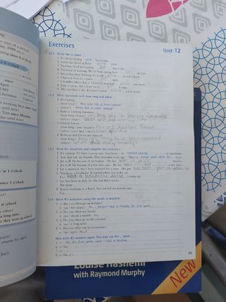 Dos libros. English Grammar in Use Supplementary E