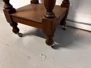 Tauleta auxiliar antiga de fusta amb rodes.