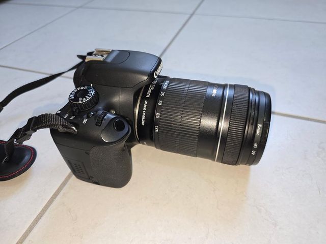 Canon EOS 550D con obiettivo 18-135