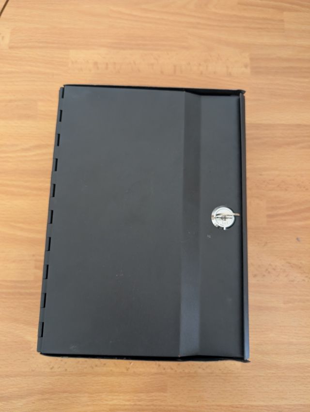 Caja metálica negra con llave