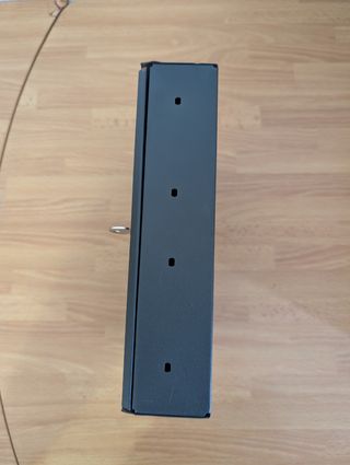 Caja metálica negra con llave