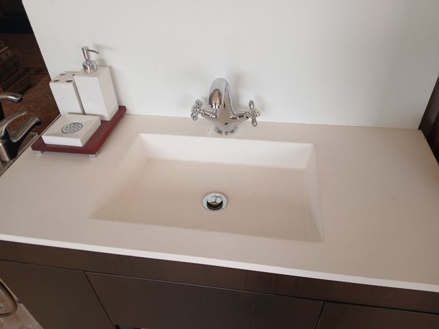 Mueble baño moderno madera color naranja y madera